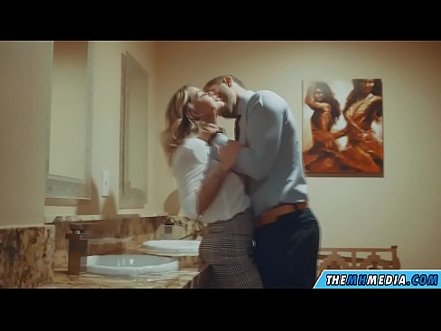 ❤️ Όταν μια πλούσια ξανθιά σε αποπλανεί σε μια δημόσια τουαλέτα ❤️❌ Σούπερ σεξ ❤